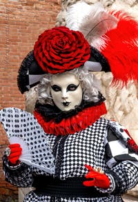 Costumi del Carnevale di Venezia davanti all'Arsenale.