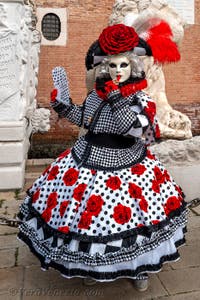 Costumi del Carnevale di Venezia davanti all'Arsenale.