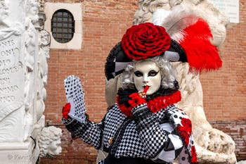 Costumi del Carnevale di Venezia davanti all'Arsenale.