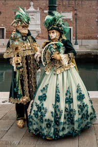 Costumi del Carnevale di Venezia davanti all'Arsenale.