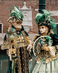 Costumi del Carnevale di Venezia davanti all'Arsenale.