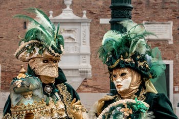 Costumi del Carnevale di Venezia davanti all'Arsenale.