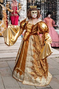 Costumi del Carnevale di Venezia davanti all'Arsenale.