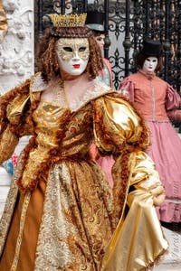 Costumi del Carnevale di Venezia davanti all'Arsenale.