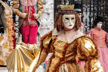 Costumi del Carnevale di Venezia davanti all'Arsenale.