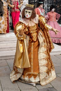 Costumi del Carnevale di Venezia davanti all'Arsenale.