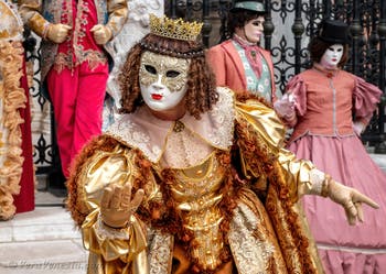 Costumi del Carnevale di Venezia davanti all'Arsenale.