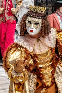 Costumi del Carnevale di Venezia davanti all'Arsenale.