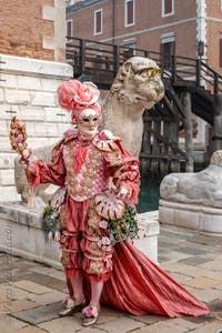 Costumi del Carnevale di Venezia davanti all'Arsenale.