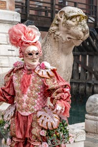 Costumi del Carnevale di Venezia davanti all'Arsenale.