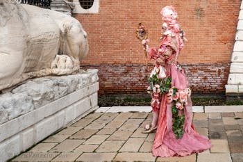 Costumi del Carnevale di Venezia davanti all'Arsenale.