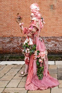 Costumi del Carnevale di Venezia davanti all'Arsenale.