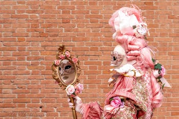 Costumi del Carnevale di Venezia davanti all'Arsenale.