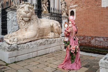 Costumi del Carnevale di Venezia davanti all'Arsenale.