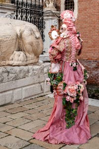 Costumi del Carnevale di Venezia davanti all'Arsenale.