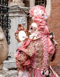 Costumi del Carnevale di Venezia davanti all'Arsenale.