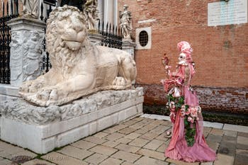 Costumi del Carnevale di Venezia davanti all'Arsenale.