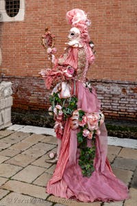 Costumi del Carnevale di Venezia davanti all'Arsenale.