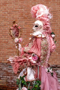 Costumi del Carnevale di Venezia davanti all'Arsenale.