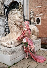 Costumi del Carnevale di Venezia davanti all'Arsenale.