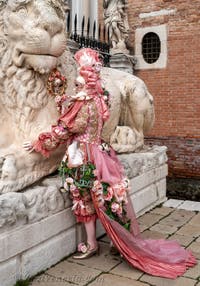 Costumi del Carnevale di Venezia davanti all'Arsenale.