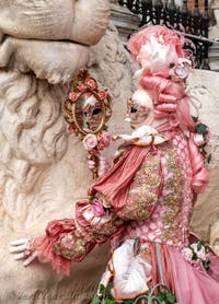 Costumi del Carnevale di Venezia davanti all'Arsenale.