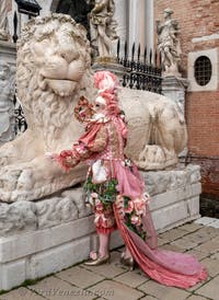 Costumi del Carnevale di Venezia davanti all'Arsenale.