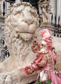 Costumi del Carnevale di Venezia davanti all'Arsenale.