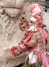 Costumi del Carnevale di Venezia davanti all'Arsenale.