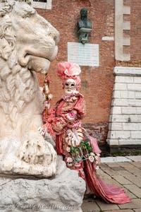 Costumi del Carnevale di Venezia davanti all'Arsenale.