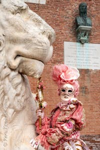 Costumi del Carnevale di Venezia davanti all'Arsenale.