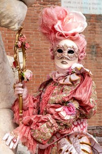 Costumi del Carnevale di Venezia davanti all'Arsenale.