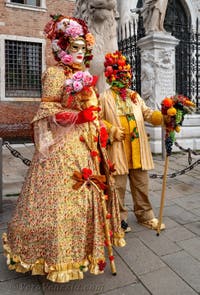 Costumi del Carnevale di Venezia davanti all'Arsenale.