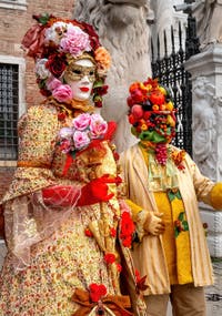 Costumi del Carnevale di Venezia davanti all'Arsenale.