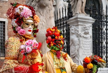 Costumi del Carnevale di Venezia davanti all'Arsenale.