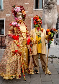 Costumi del Carnevale di Venezia davanti all'Arsenale.