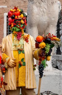 Costumi del Carnevale di Venezia davanti all'Arsenale.