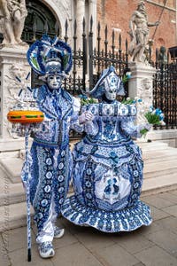 Costumi del Carnevale di Venezia davanti all'Arsenale.