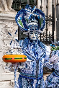 Costumi del Carnevale di Venezia davanti all'Arsenale.