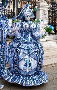 Costumi del Carnevale di Venezia davanti all'Arsenale.