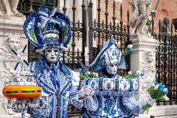 Costumi del Carnevale di Venezia davanti all'Arsenale.