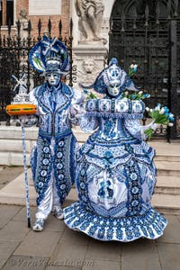 Costumi del Carnevale di Venezia davanti all'Arsenale.