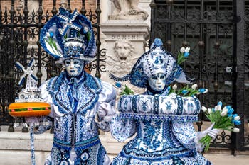 Costumi del Carnevale di Venezia davanti all'Arsenale.