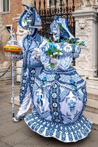 Costumi del Carnevale di Venezia davanti all'Arsenale.