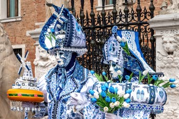 Costumi del Carnevale di Venezia davanti all'Arsenale.