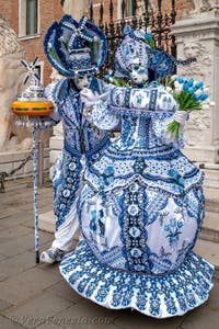 Costumi del Carnevale di Venezia davanti all'Arsenale.