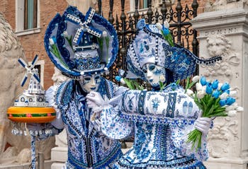 Costumi del Carnevale di Venezia davanti all'Arsenale.