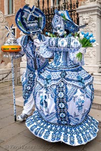 Costumi del Carnevale di Venezia davanti all'Arsenale.