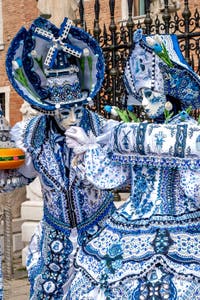 Costumi del Carnevale di Venezia davanti all'Arsenale.