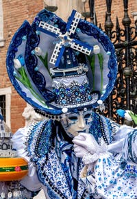 Costumi del Carnevale di Venezia davanti all'Arsenale.